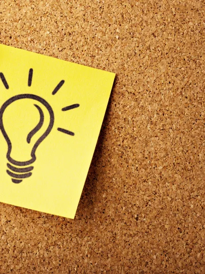 Pinnwand Post-it mit Glühbirne (c) AbsolutVision unsplash.com